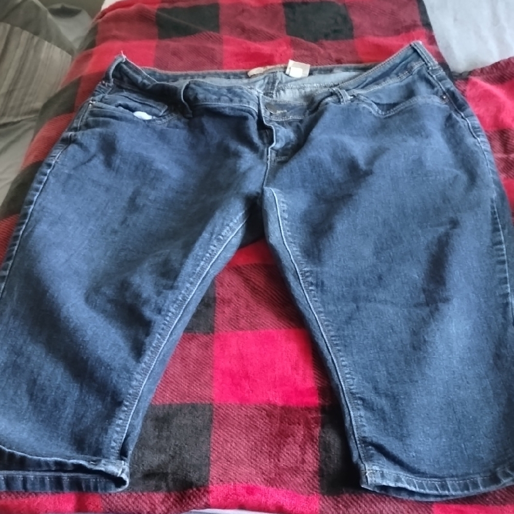 Hybrid & Company Indigo Denim Capris